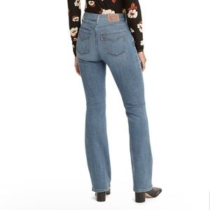 Levi's ® Classic Bootcut 550 Jean in Wait Up Medium Wash Misses